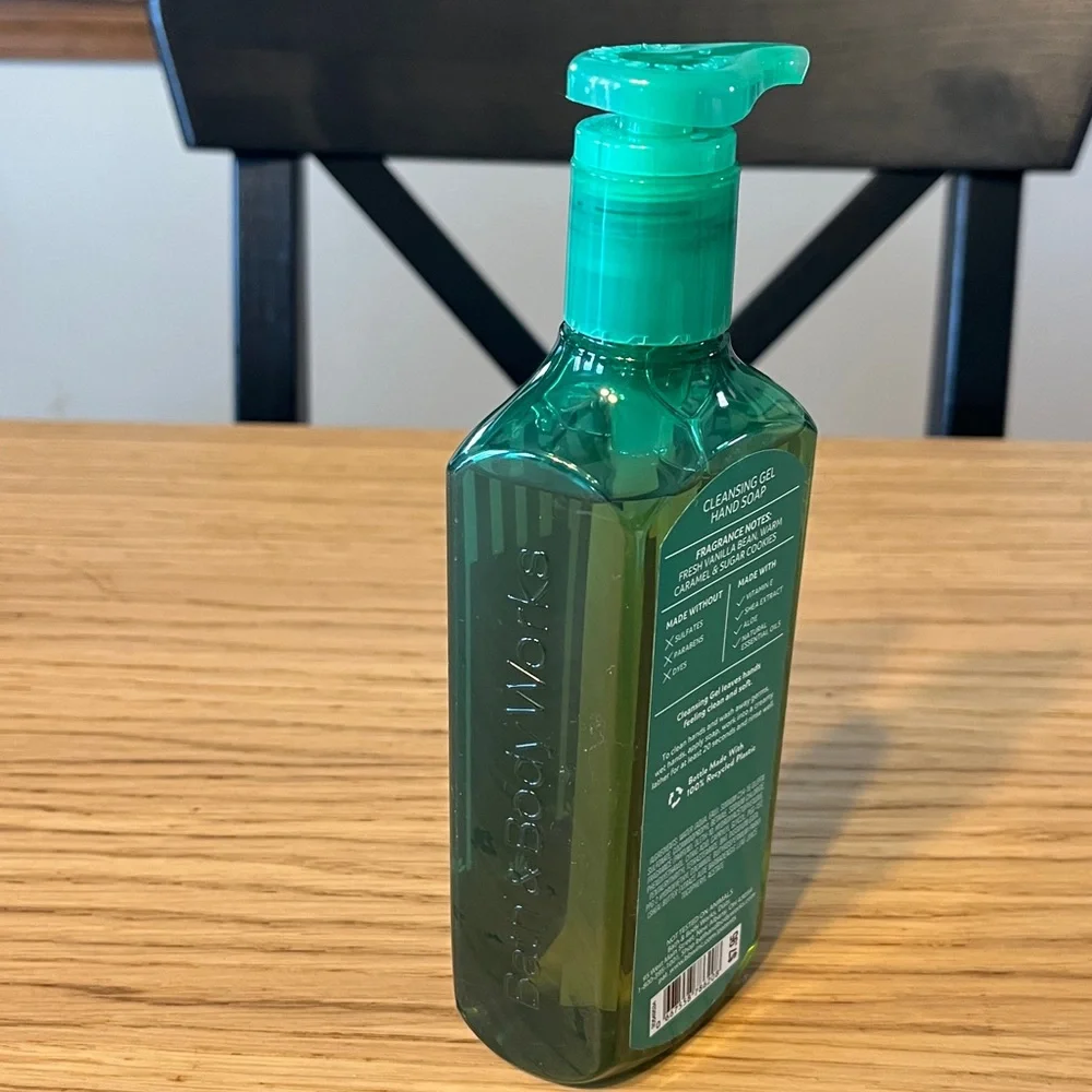 Bath & Body Works Cleansing Gel Hand Soap. Vanilla Bean Noel. - Picture 5 of 6